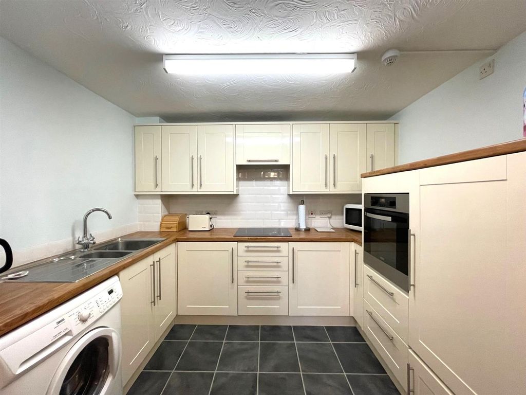 Property photo 2 of 12 Kitchen 3.Jpg