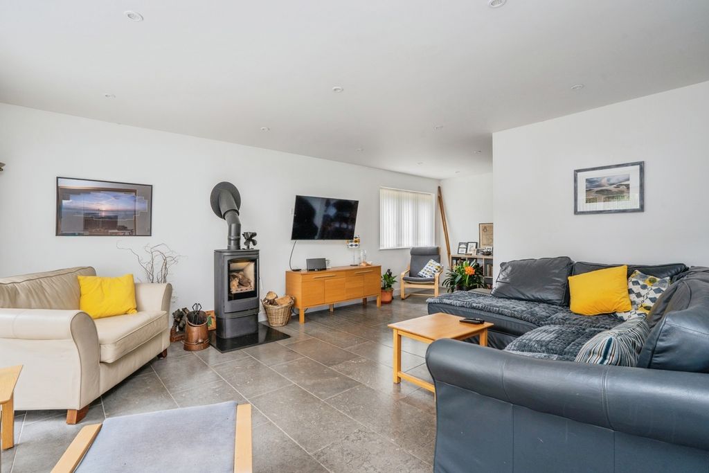 Property photo 3 of 19 Pbox-Img.Jpg