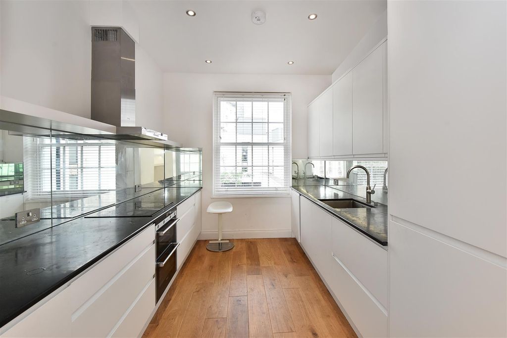 Property photo 3 of 11 Commercial Road.Jpg