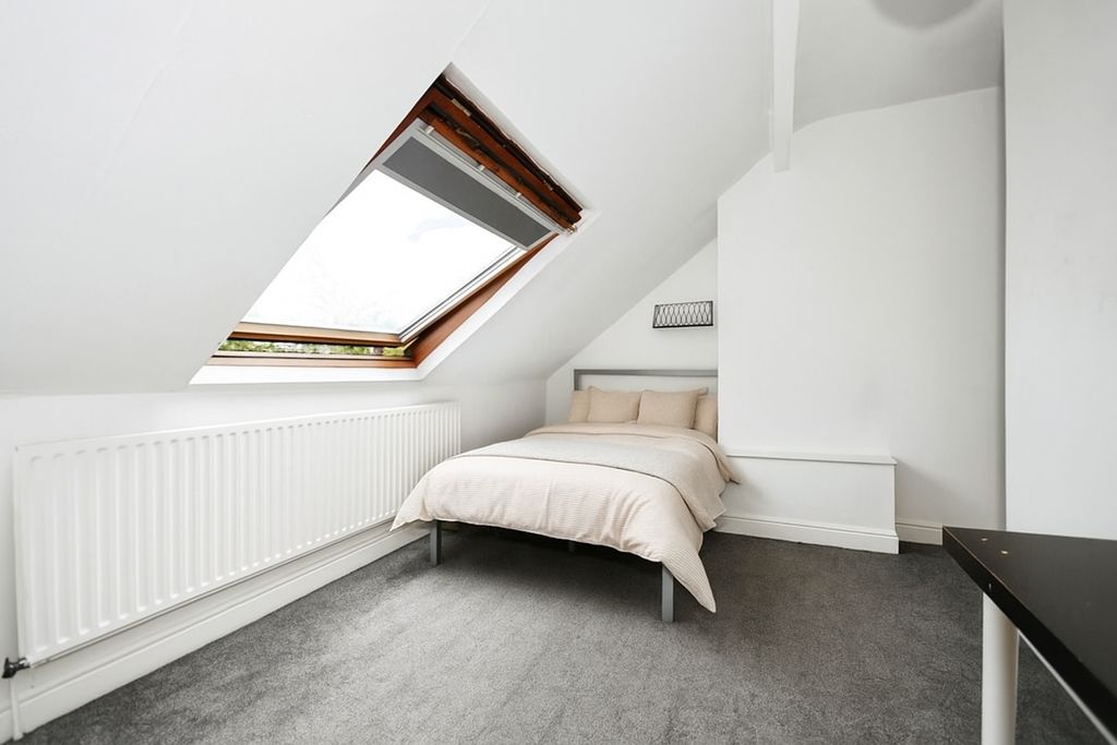 Property photo 3 of 11 Bright, Neatly Presented Attic Bedroom With A Comf...