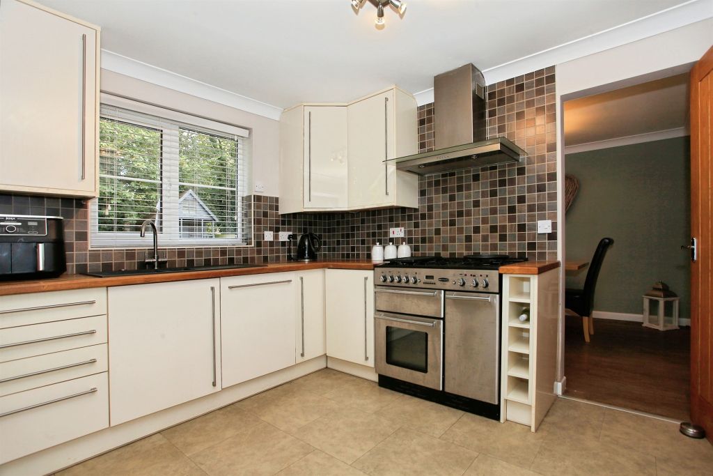 Property photo 2 of 28 Kitchen Area