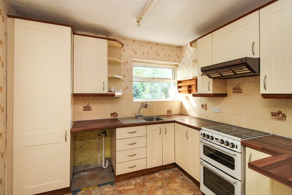 Property photo 3 of 10 Kitchen