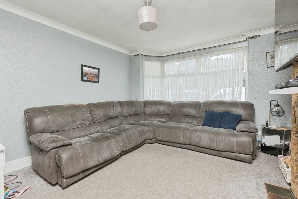 Property photo 2 of 16 Lounge