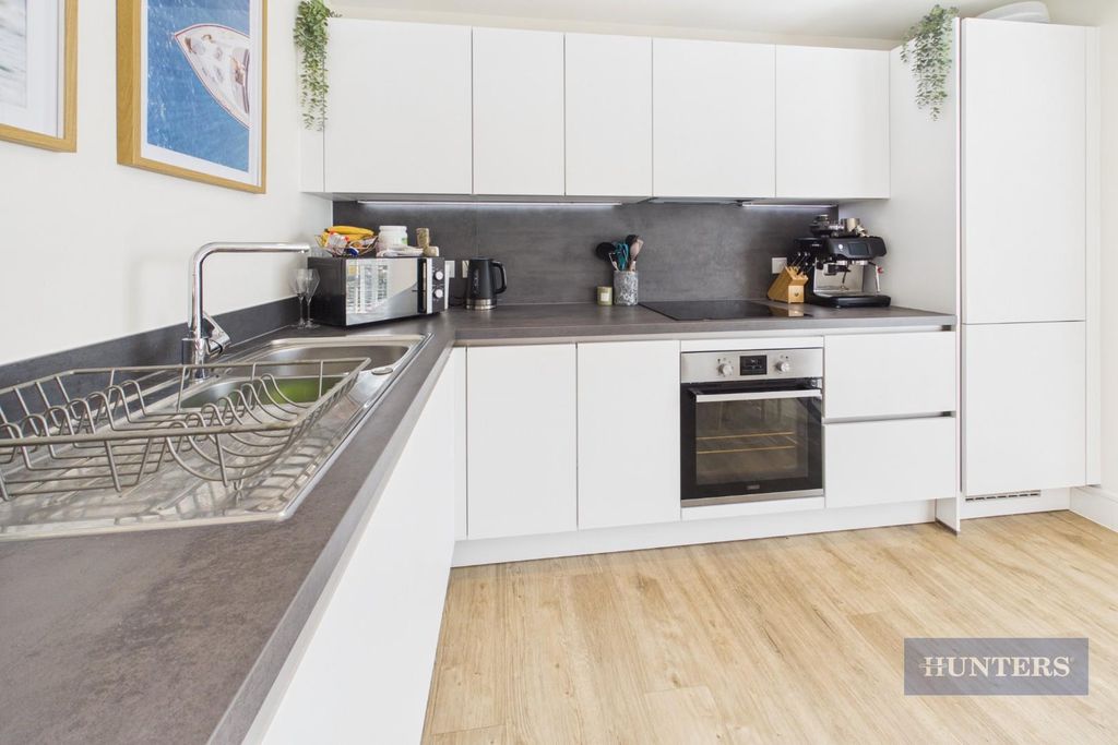 Property photo 3 of 17 Kitchen
