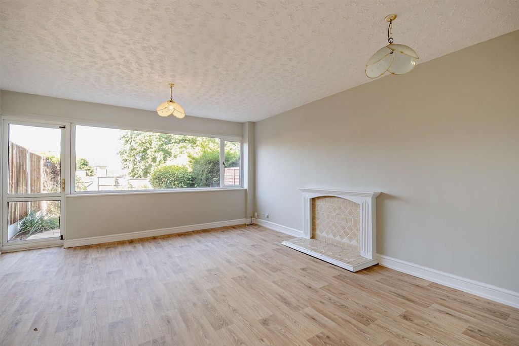 Property photo 2 of 17 8698847-Interior05-800.Jpg