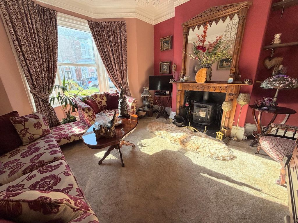Property photo 3 of 19 Lounge