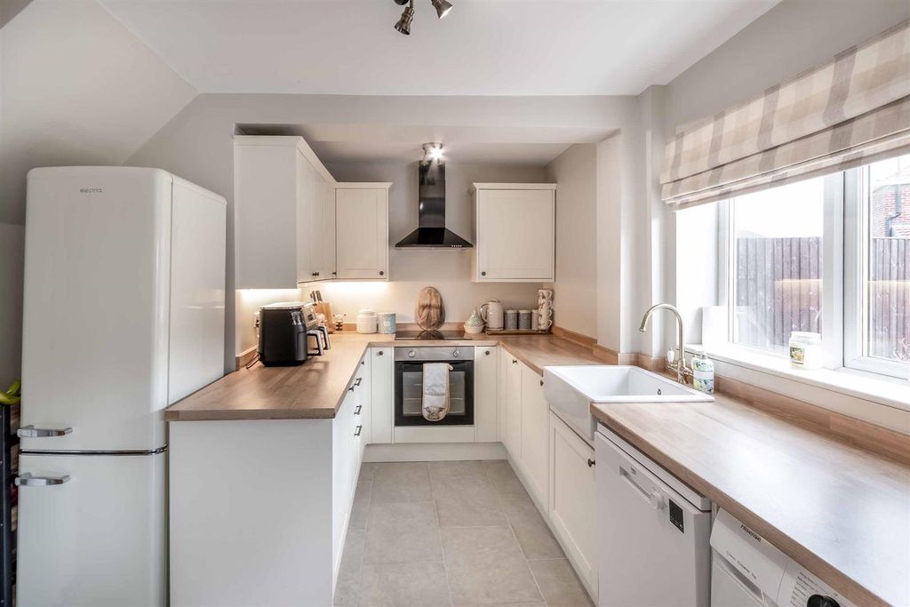 Property photo 3 of 19 Kitchen