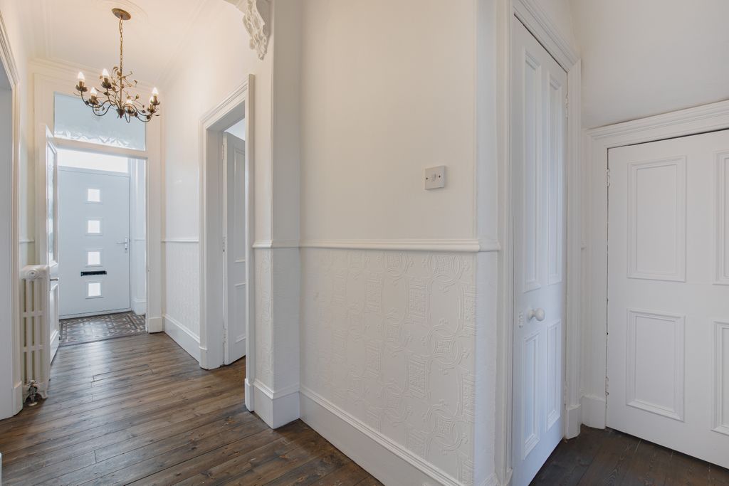 Property photo 2 of 9 Hallway1