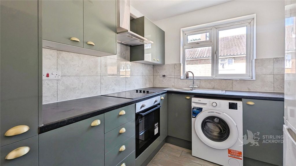 Property photo 3 of 8 Kitchen