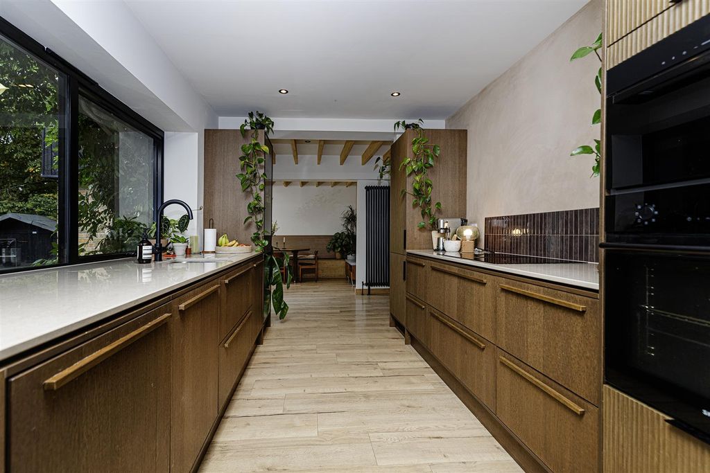 Property photo 3 of 33 Kitchen