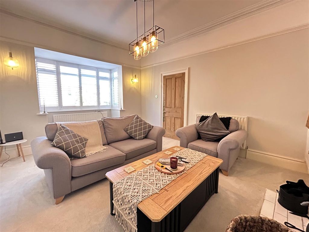 Property photo 3 of 16 Lounge