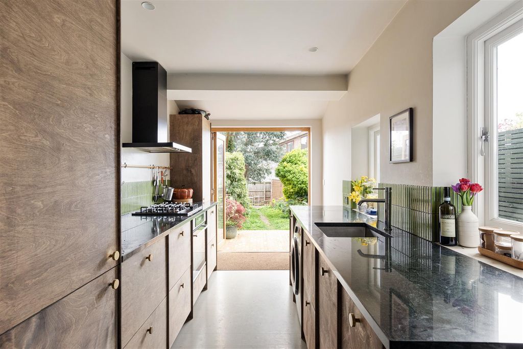Property photo 3 of 27 Higham Hill Road, E17