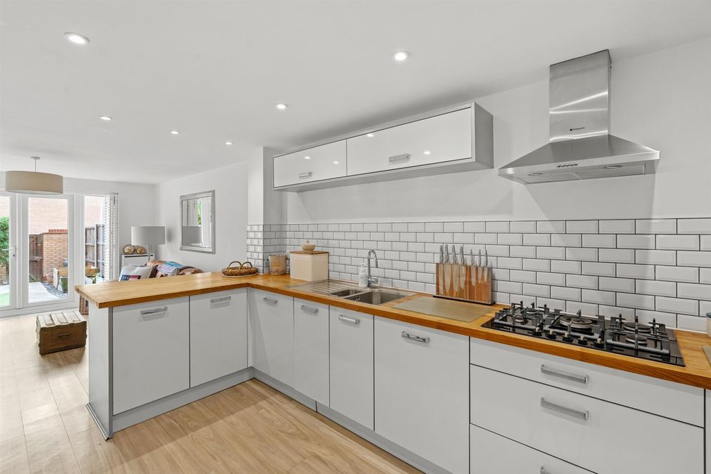 Property photo 2 of 23 17-Willowcroftway-008.Jpg