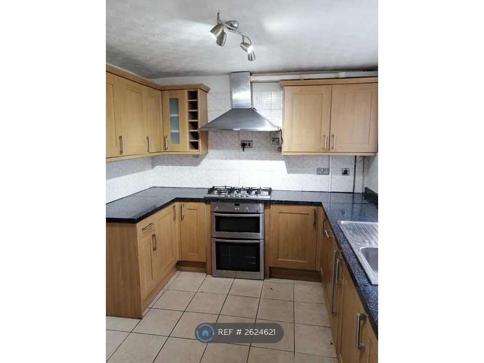 Property photo 3 of 17 Kitchen