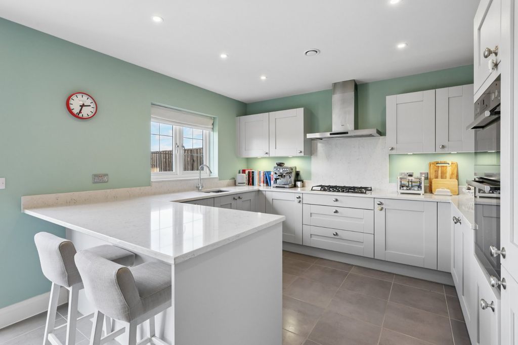 Property photo 2 of 16 Kitchen/Breakfast