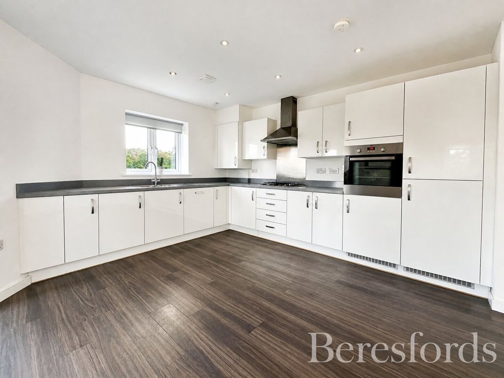 Property photo 3 of 10 Kitchen