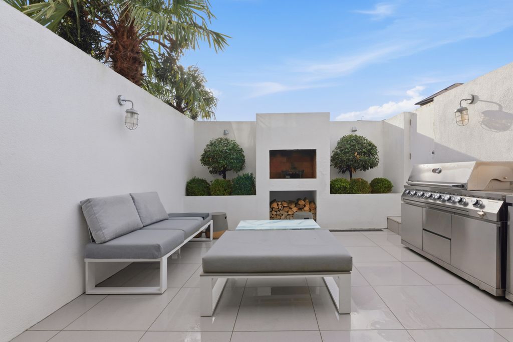 Property photo 2 of 17 Redmunds Road, 78-10