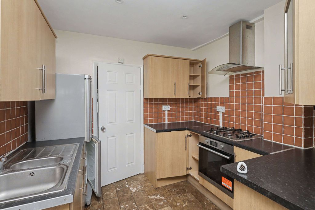 Property photo 2 of 12 200 Whitehorse Lane, South Norwood, London Se25 6Ux