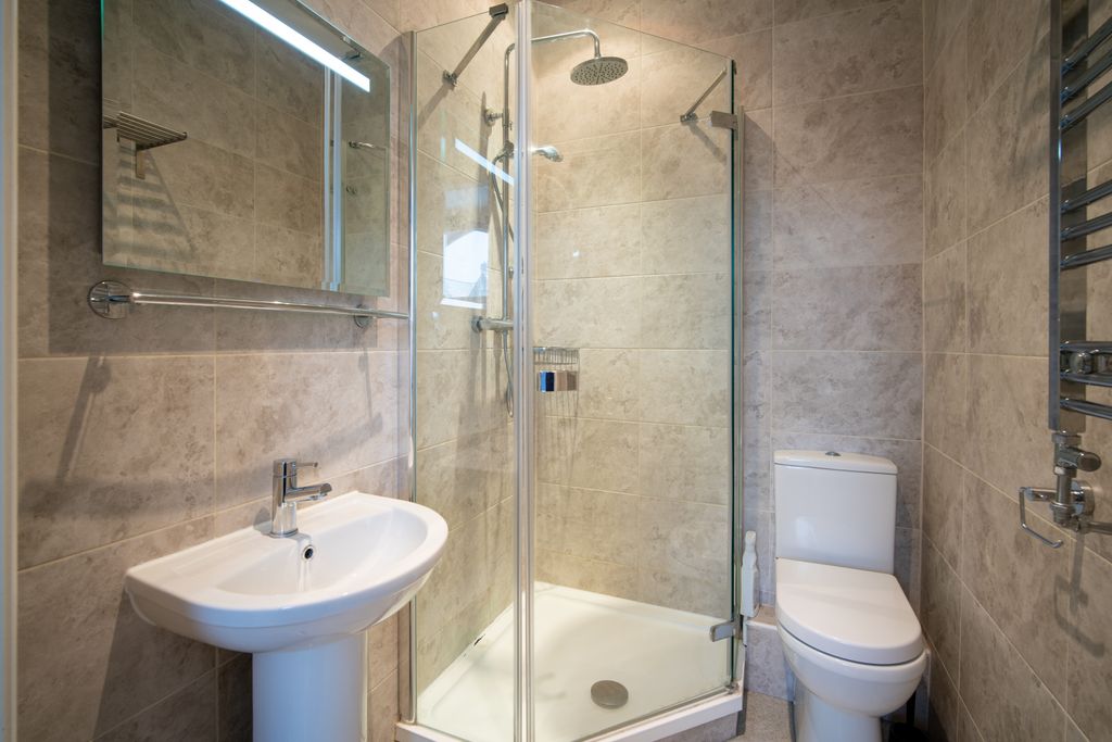 Property photo 2 of 6 R-8-Ensuite