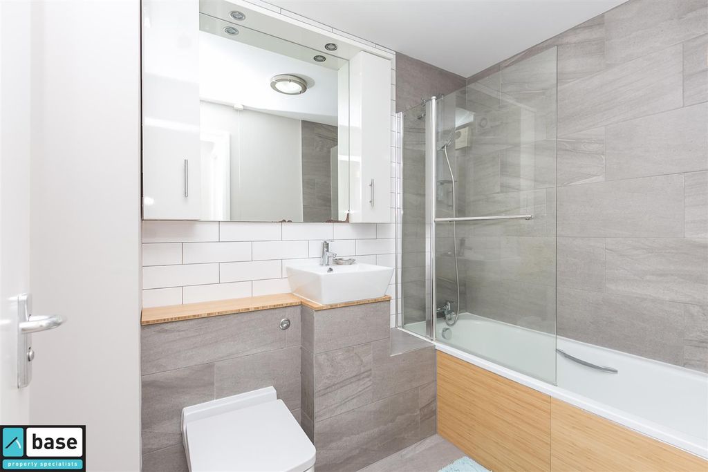 Property photo 3 of 11 Bathroom