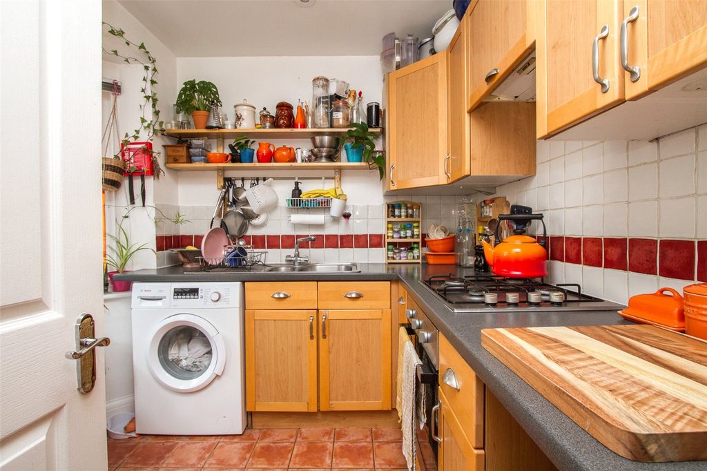 Property photo 3 of 10 Kitchen