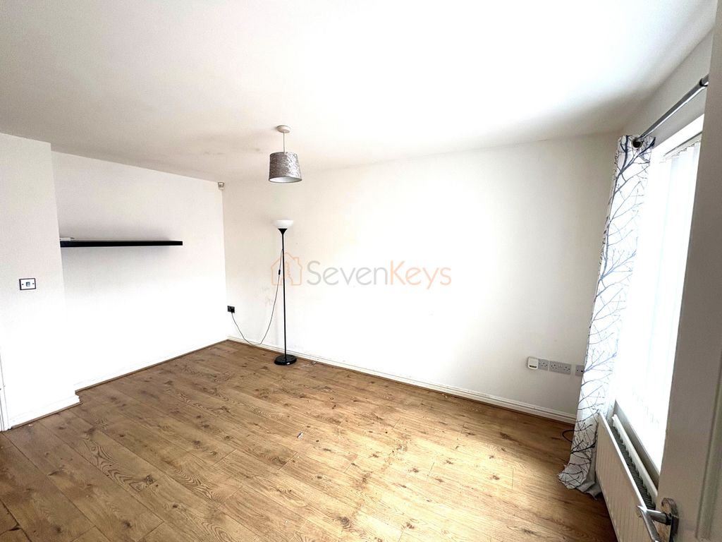 Property photo 1 of 8 Living Room