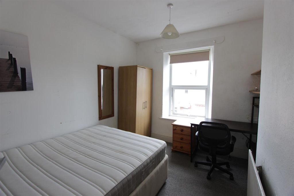 Property photo 3 of 10 Bedroom 1.Jpg