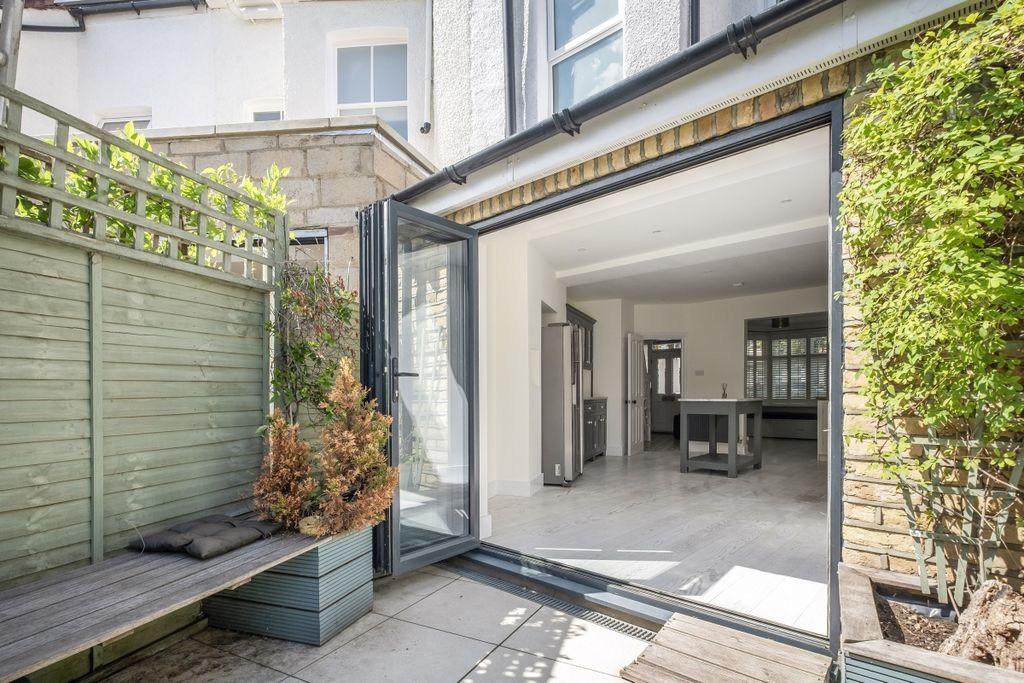 Property photo 3 of 22 Bifolds