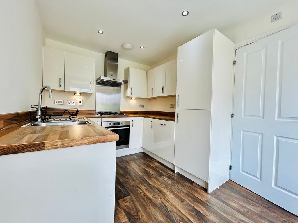 Property photo 2 of 10 Kitchen