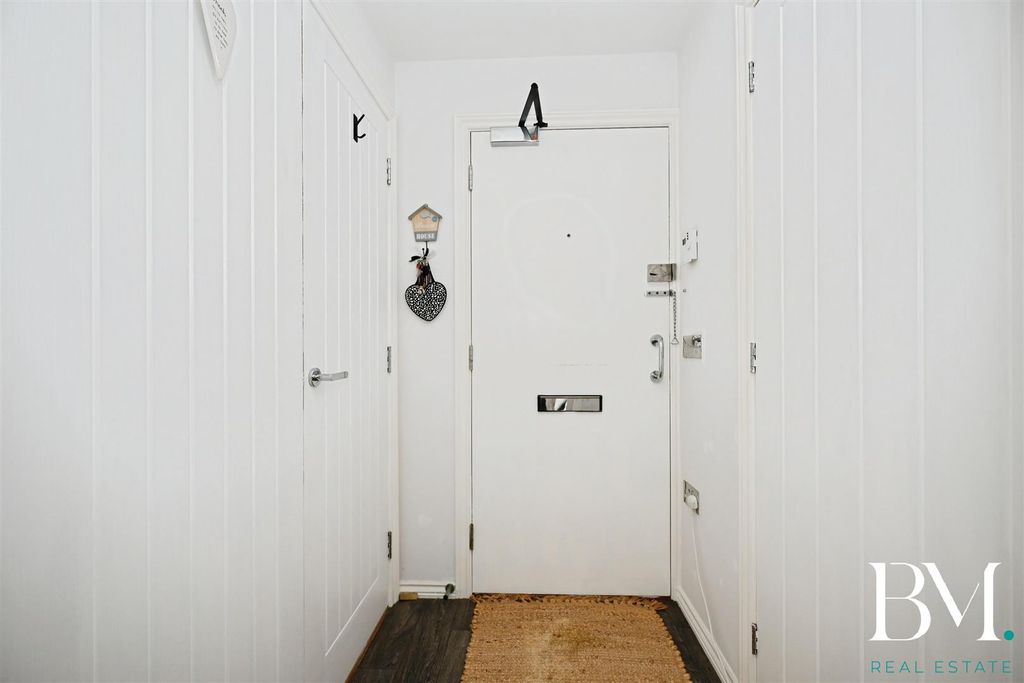Property photo 3 of 17 Entrance Hall