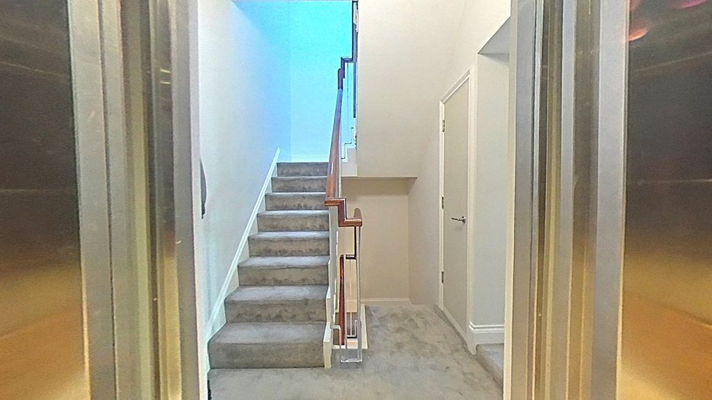 Property photo 2 of 17 Lift