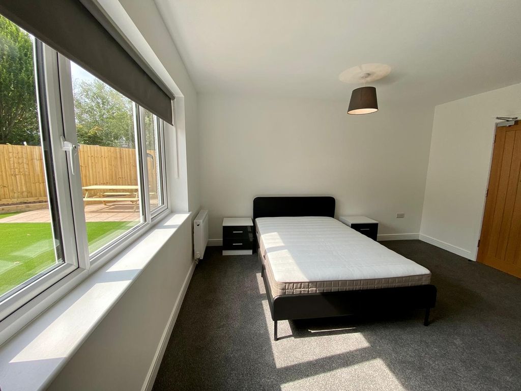 Property photo 3 of 12 A Spacious And Bright Double Bedroom Featuring Lar...