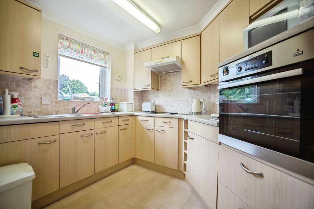 Property photo 3 of 17 Kitchen