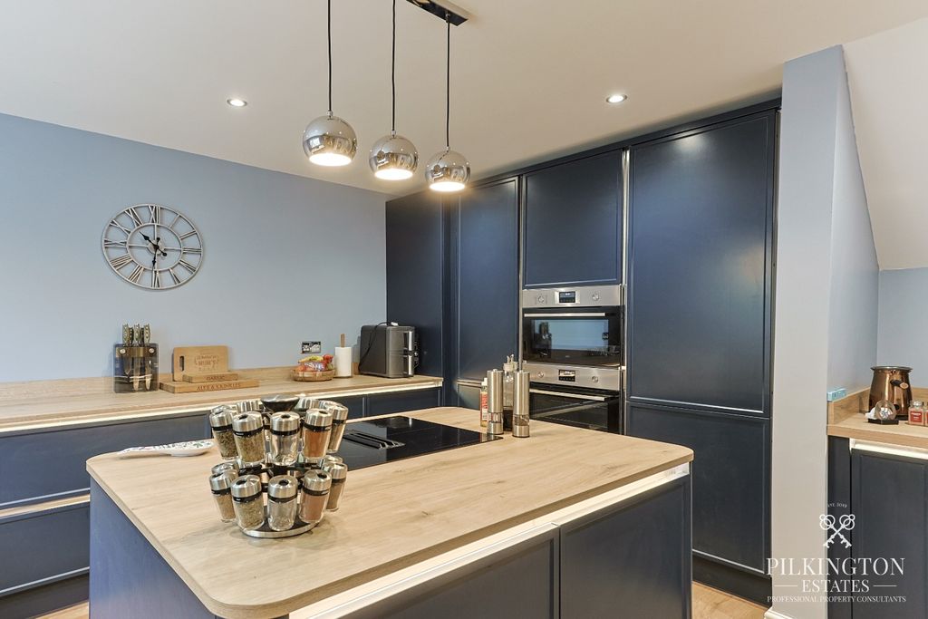 Property photo 2 of 17 5546333