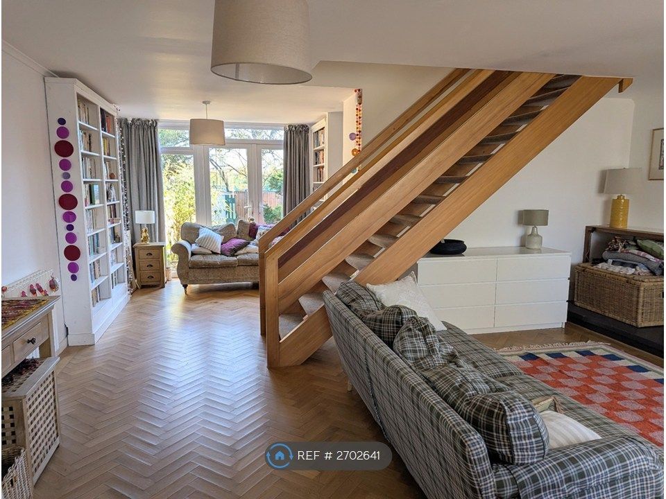 Property photo 3 of 25 Lounge2