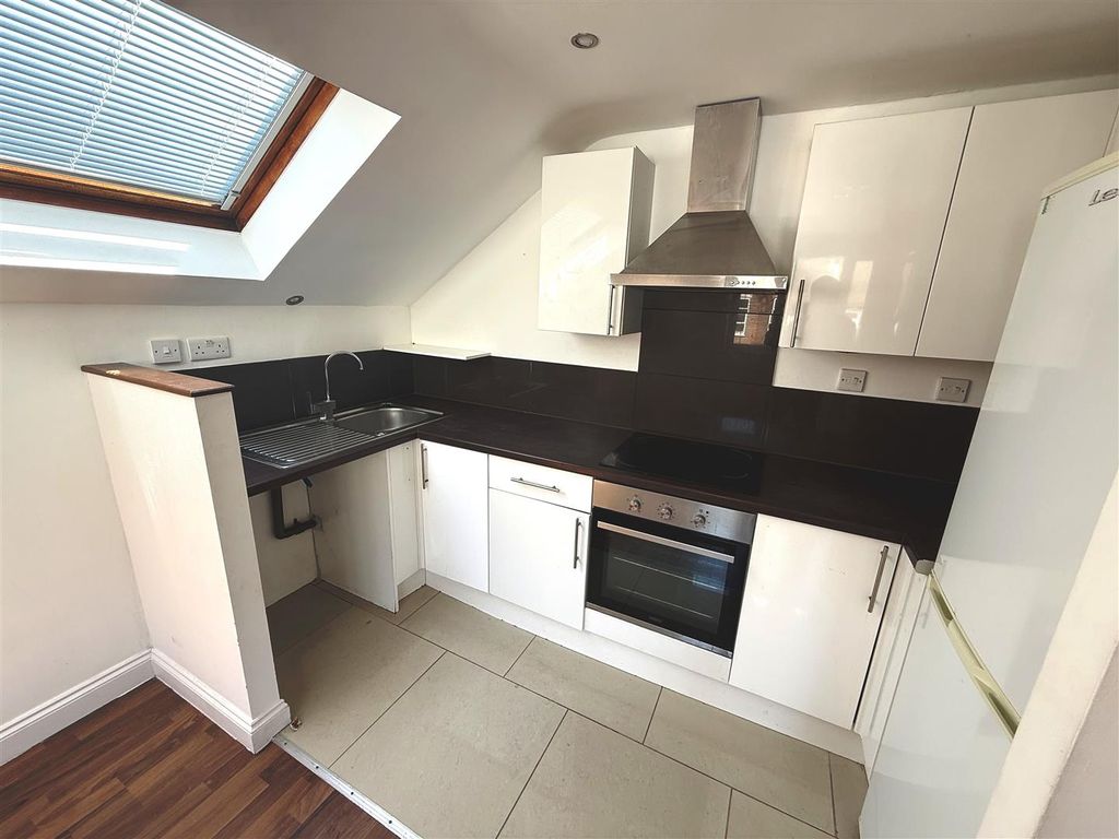 Property photo 2 of 6 Kitchen