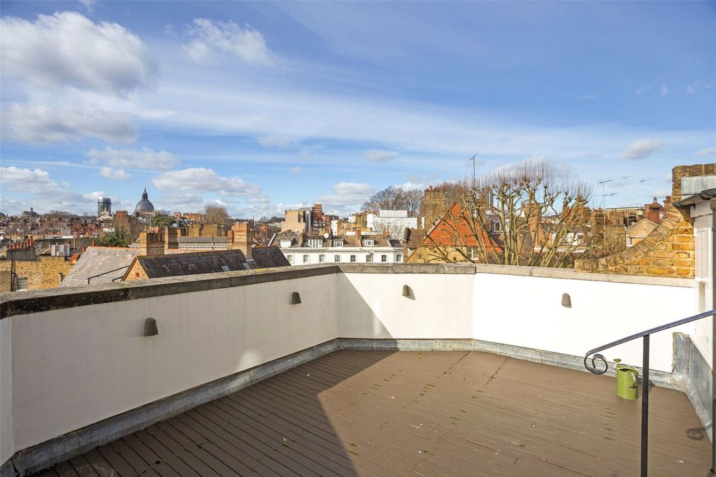 Property photo 3 of 17 Terrace