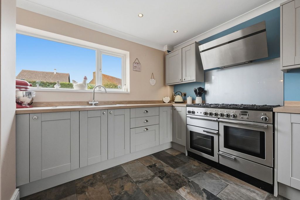 Property photo 3 of 33