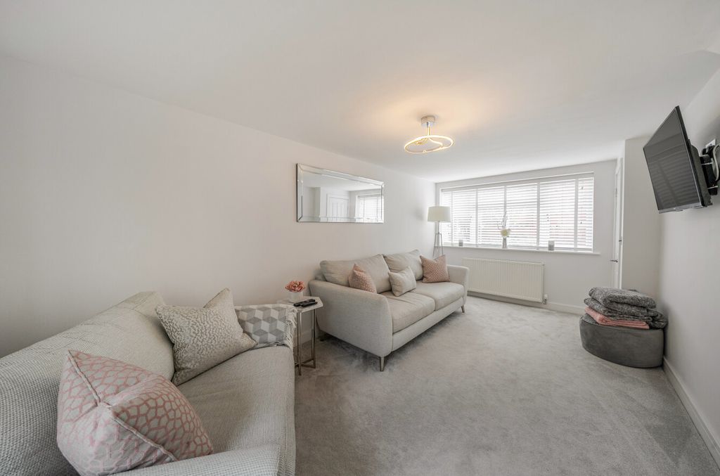 Property photo 2 of 16 1380990-5-691c779...