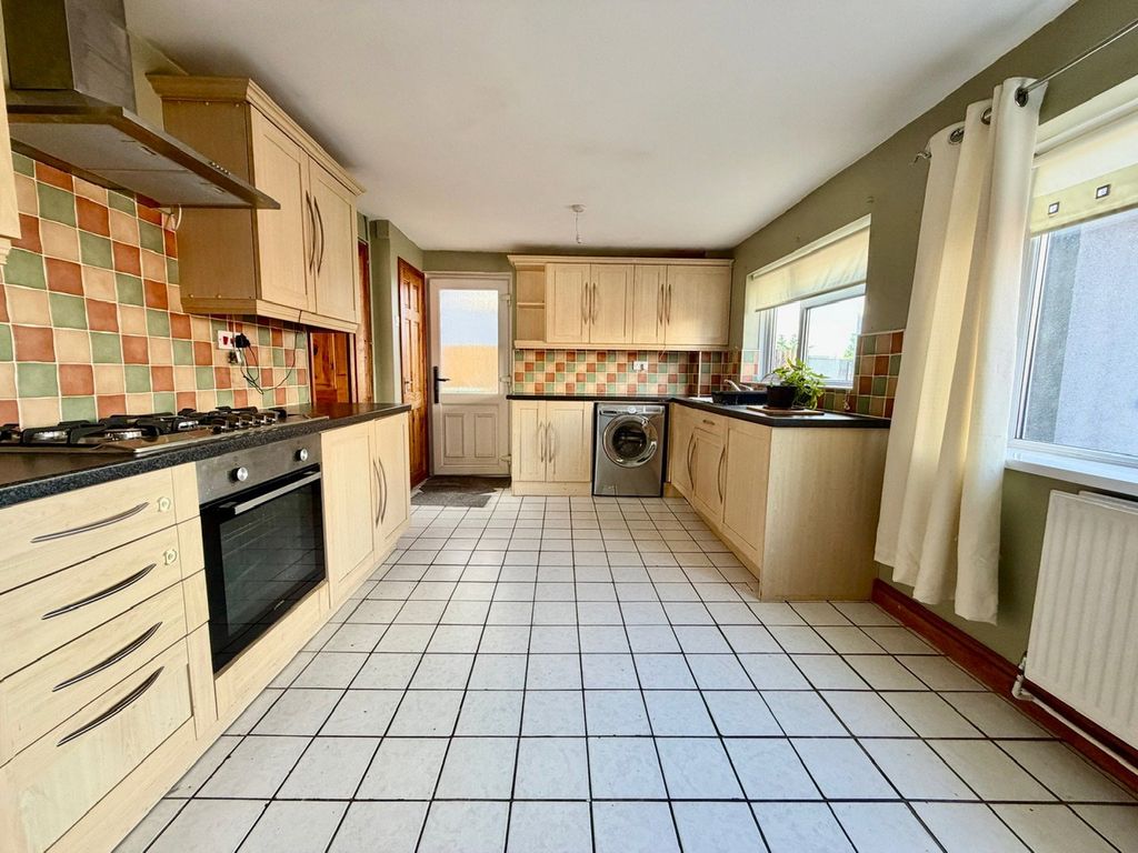 Property photo 2 of 28