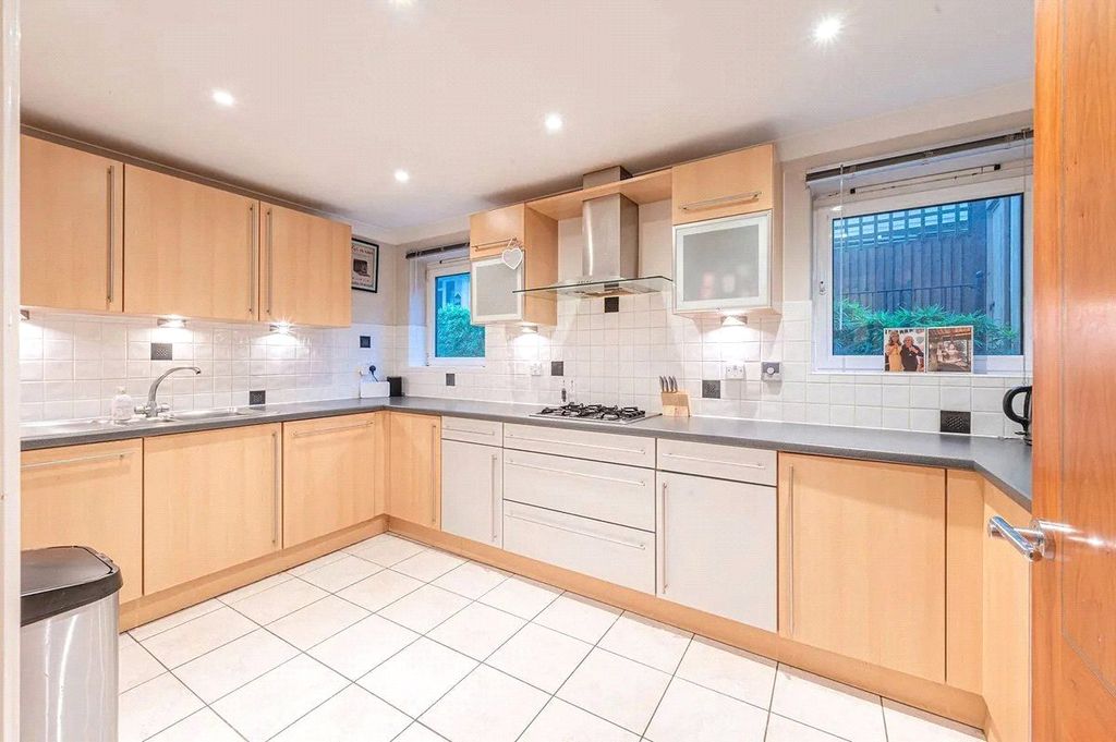 Property photo 3 of 10 Kitchen