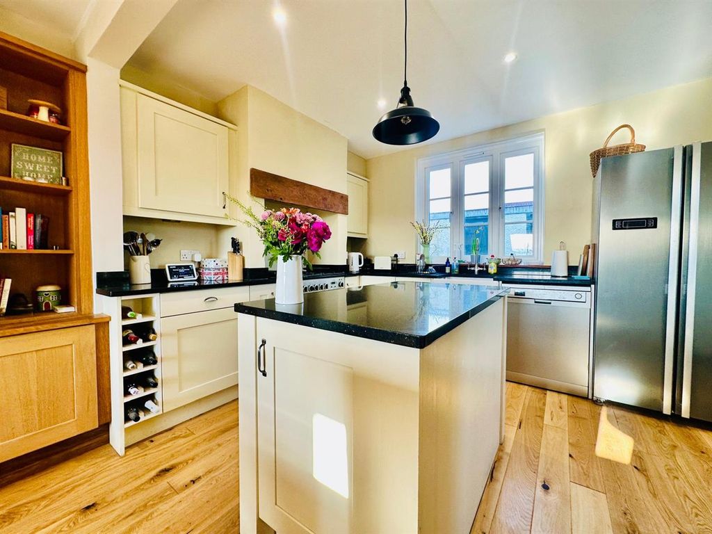 Property photo 2 of 28 Kitchen
