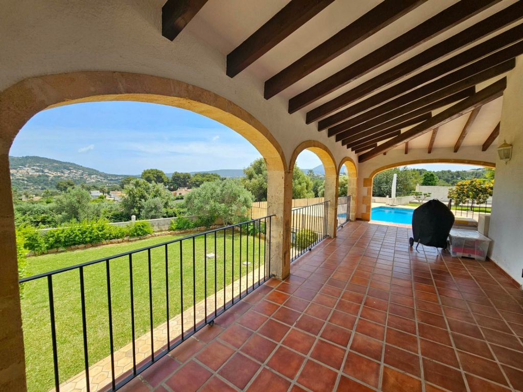 Property photo 2 of 37