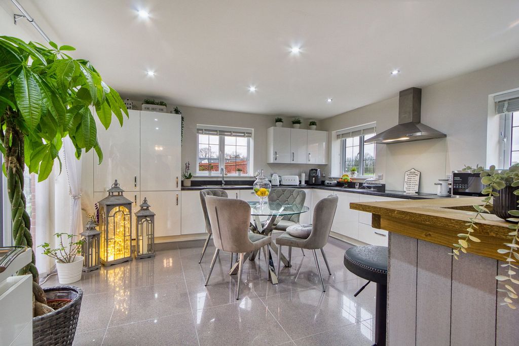 Property photo 3 of 34 Kitchen / Diner