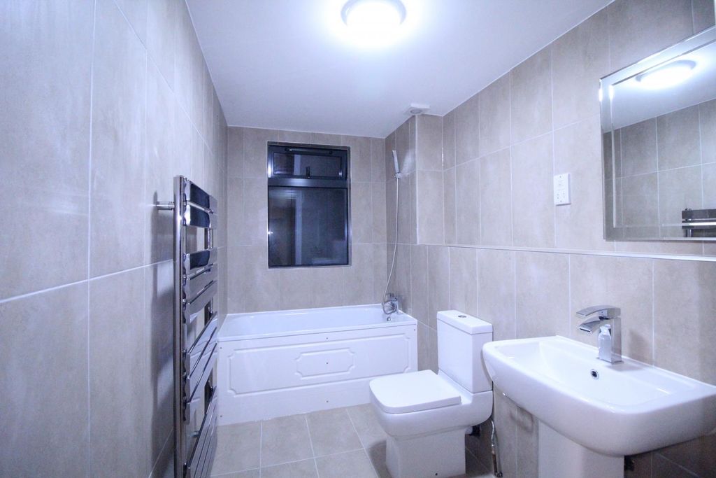Property photo 1 of 5 Three Bedroom Flat In Charter House