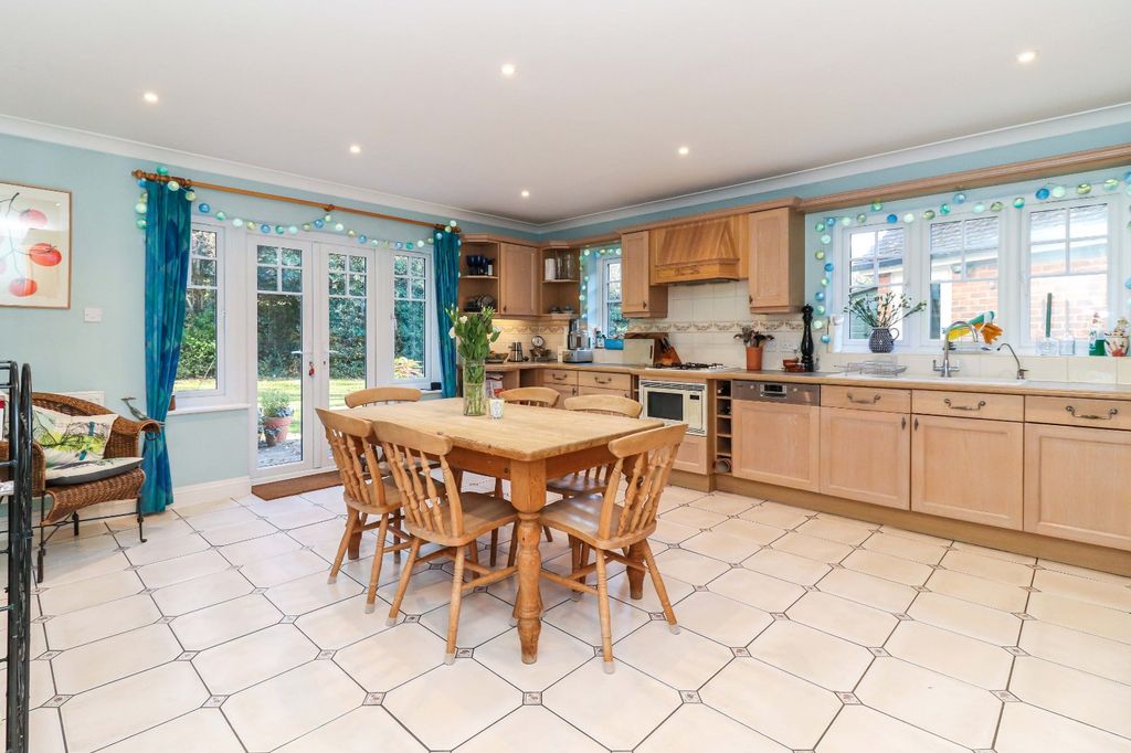 5 bed detached house for saleThe Birches, Beaconsfield, Buckinghamshire HP9 photo 5