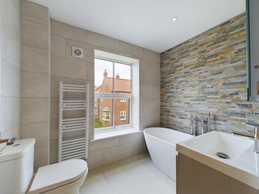 Property photo 3 of 4 5 Bed Main Bathroom.Jpg