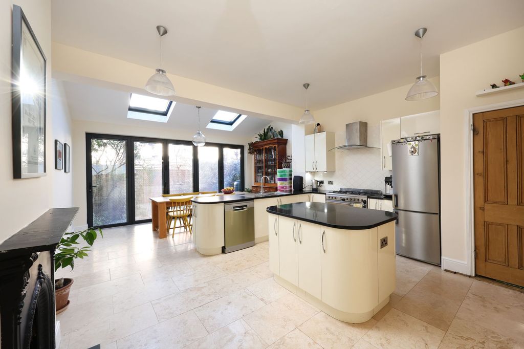 Property photo 1 of 28