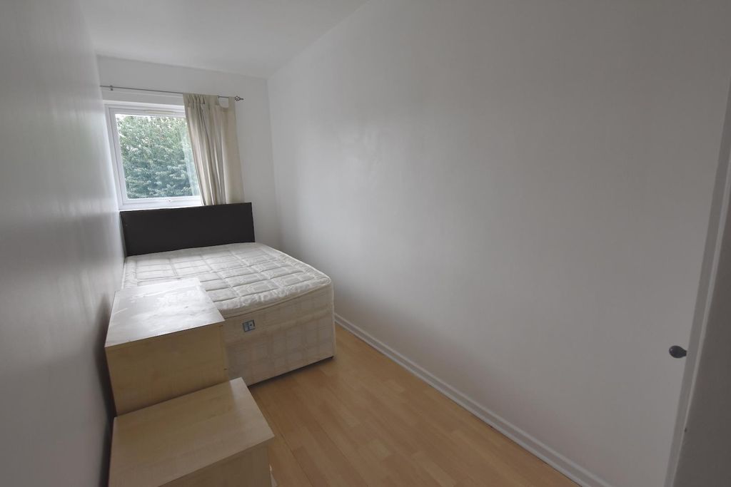 Property photo 3 of 11 Bed4.Jpg