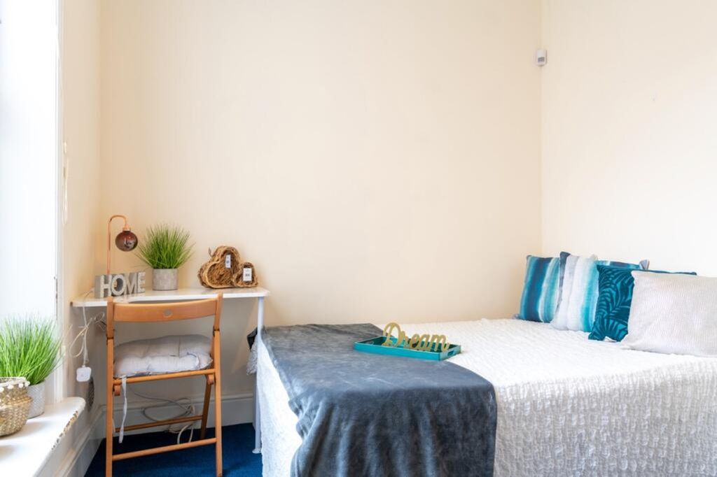 Property photo 3 of 11 This Charming Double Bedroom Offers A Cozy And Inv...